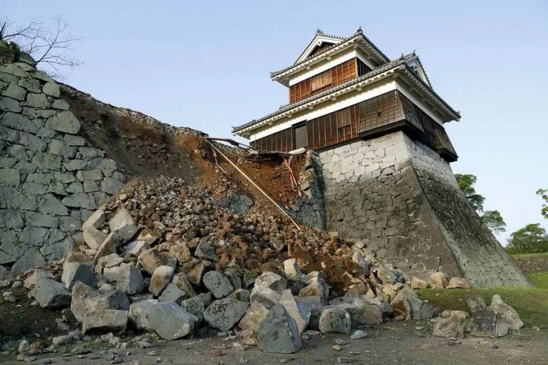 日本九州地震造成熊本城城墻坍塌